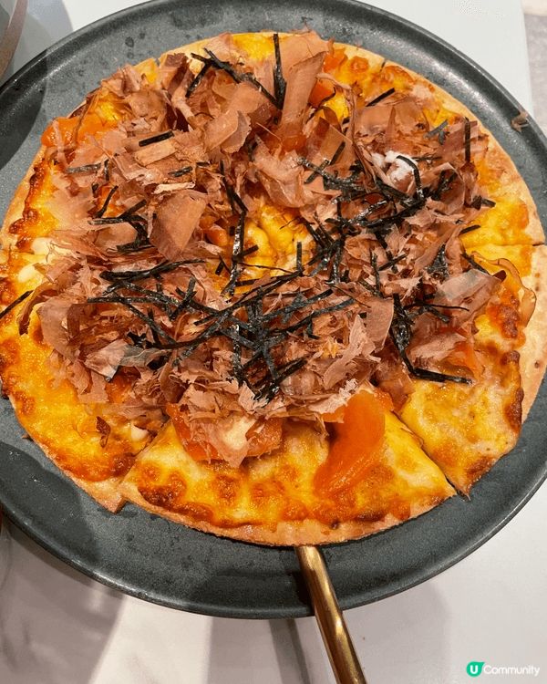 這是在銅鑼灣分店的「牧羊少年咖啡館」的食物。第一張相是小食拼...