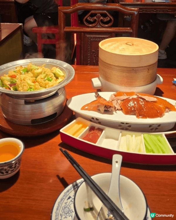 北京烤鴨（皇庭廣場）以中國風的店子用上紅色為主色調，非常奪目...