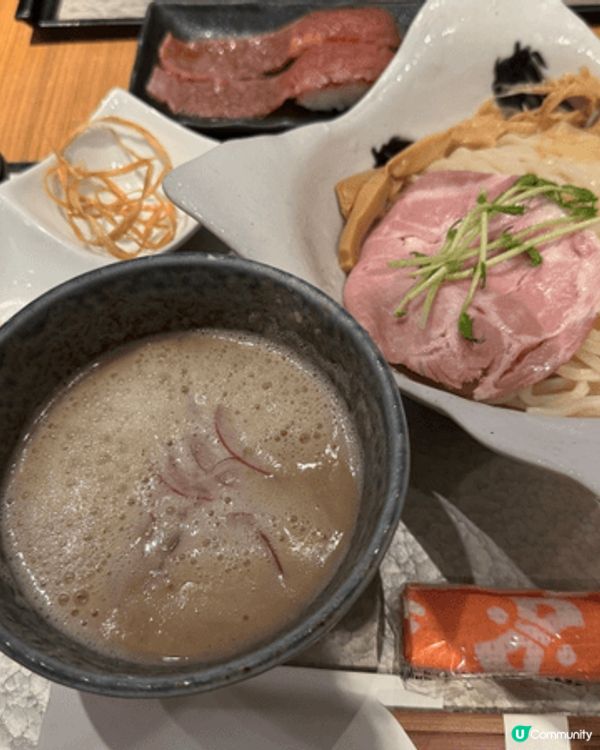 有名嘅雞白湯拉麵同和牛壽司，係座銀最出色嘅食品°