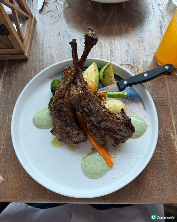 這是一間在尖沙咀大廈高層嘅望到維多利亞港的一間抵食午餐的西餐...