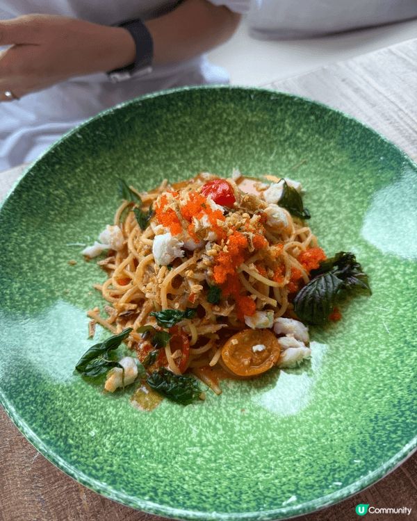 這是一間在尖沙咀大廈高層嘅望到維多利亞港的一間抵食午餐的西餐...
