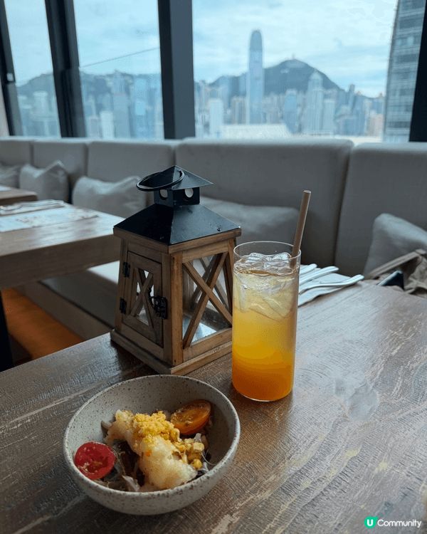 這是一間在尖沙咀大廈高層嘅望到維多利亞港的一間抵食午餐的西餐...