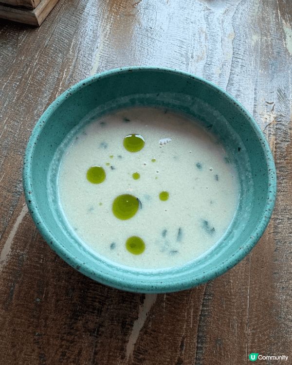 這是一間在尖沙咀大廈高層嘅望到維多利亞港的一間抵食午餐的西餐...