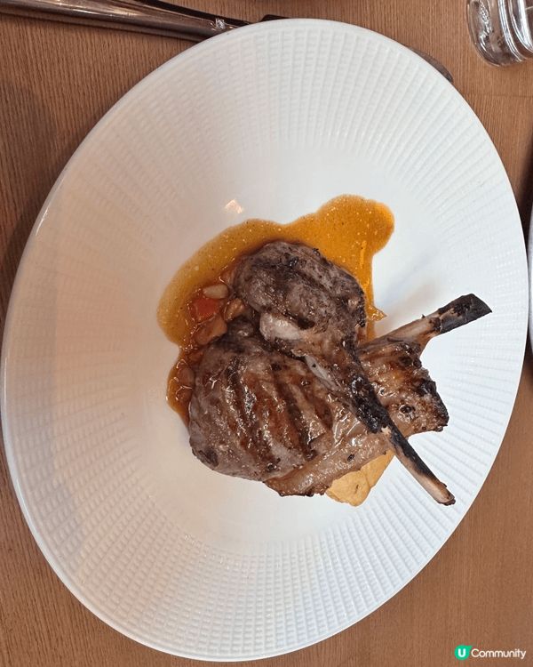 上星期去了中環這間意大利餐廳食中午半自助餐，出面的沙律吧好多...