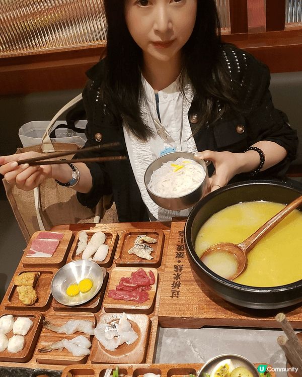 雲南麵線九公格食物擺設，大窩湯滾熱放入材料，非常有儀式感。套...