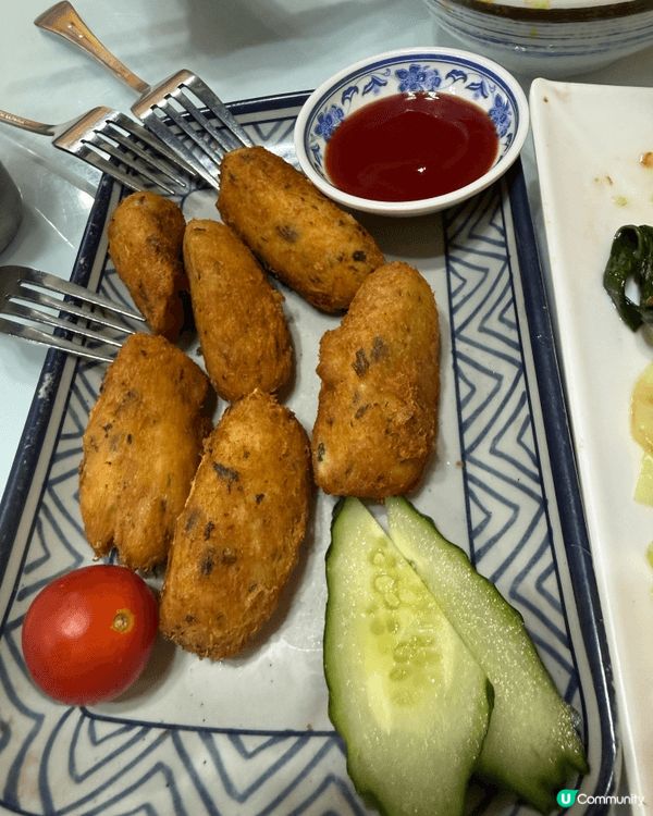 澳門葡國餐廳美食極具特色，當中以金黃酥脆的炸馬介休球最為出名...