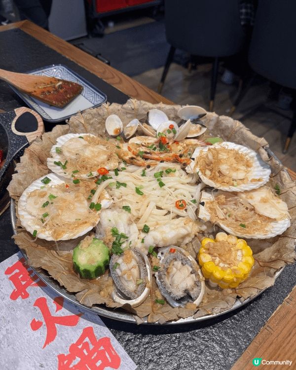 我介紹呢間餐廳係斗滾，一個價錢包哂任食雞煲、蒸海鮮拼盤、養生...