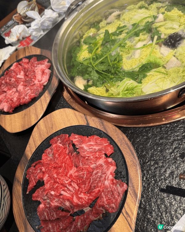 我介紹呢間餐廳係斗滾，一個價錢包哂任食雞煲、蒸海鮮拼盤、養生...