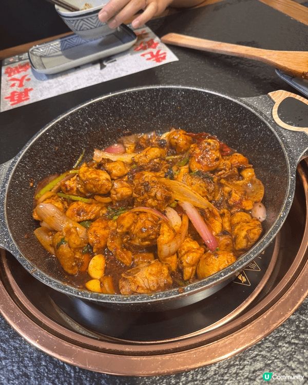 我介紹呢間餐廳係斗滾，一個價錢包哂任食雞煲、蒸海鮮拼盤、養生...
