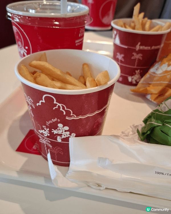 去東京迪士尼，梗係要食miky型嘅麥樂雞啦， 童年時嘅感覺即...