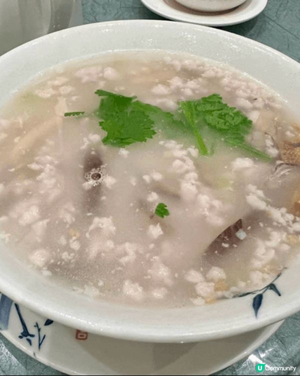 1.波蘿咕嚕肉：酸酸甜甜，肉質外脆內軟。