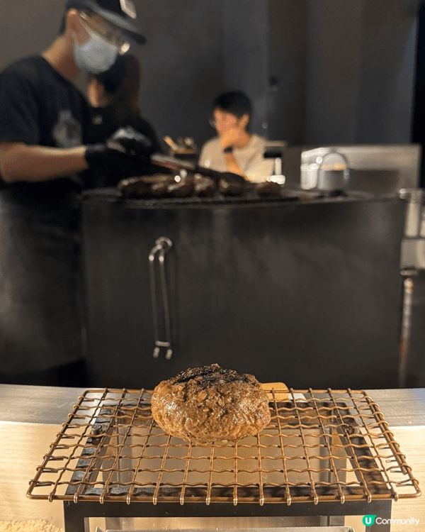 挽肉之米的炭火烤和牛漢堡，三塊厚實肉排配生蛋黃拌無限續白飯，...