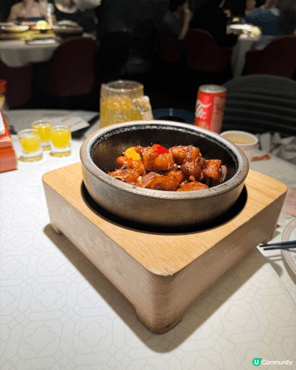 第一和第二張食物照是來自深圳大鴿飯。它的乳鴿皮炸至香脆，但內...
