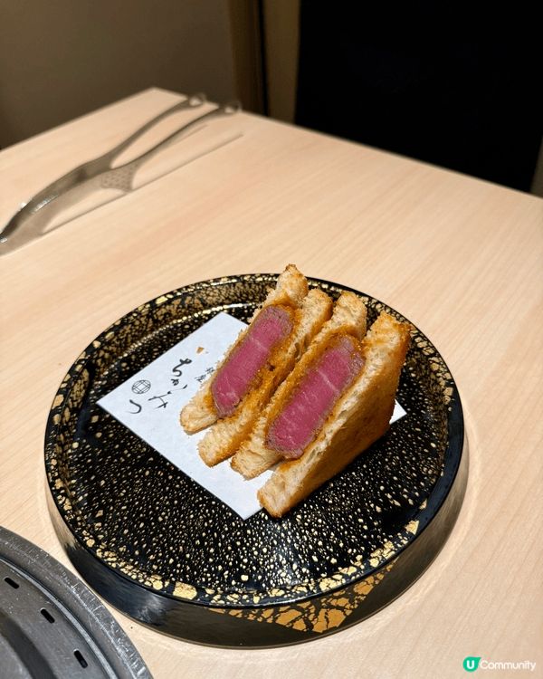 選用外脆內嫩的厚切吉列和牛，搭配烘烤至金黃酥脆的吐司，油脂香...