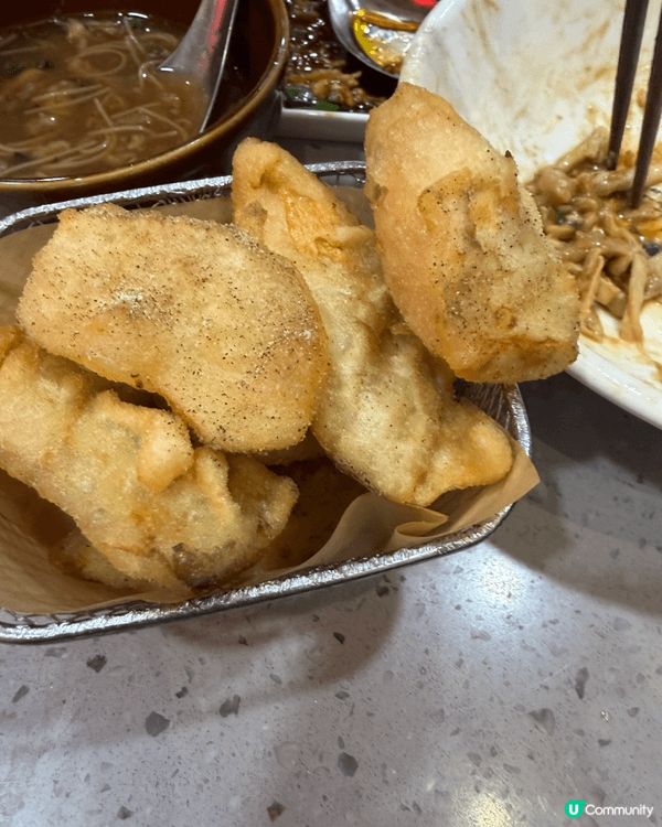 台灣餐廳的美食椒鹽杏鮑菇燒雞飯台灣香腸滷水牛腱，非常美味