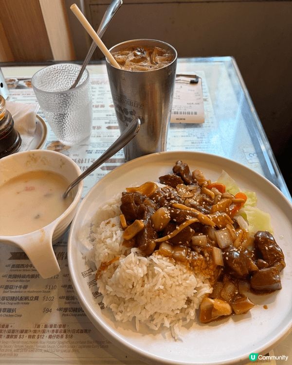 台灣餐廳的美食椒鹽杏鮑菇燒雞飯台灣香腸滷水牛腱，非常美味