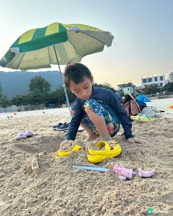 去沙灘超開心，今次去石澳玩，海浪衝咗「神秘小動物」過來，小朋...