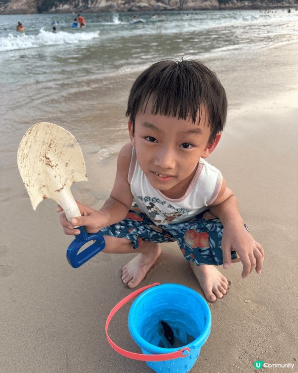 去沙灘超開心，今次去石澳玩，海浪衝咗「神秘小動物」過來，小朋...