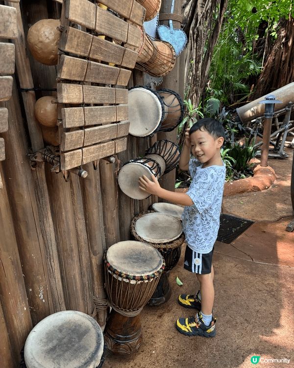 第一張是暑假去迪士尼樂園玩非洲鼓，炎炎夏日配合鼓聲很有夏日感...