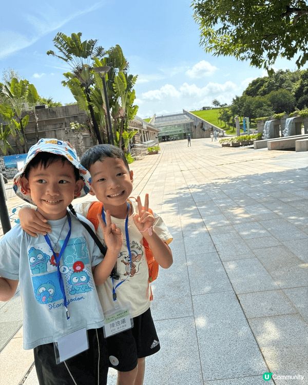第一張是暑假去迪士尼樂園玩非洲鼓，炎炎夏日配合鼓聲很有夏日感...