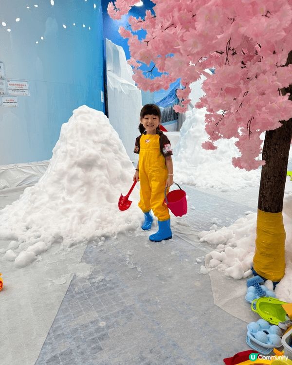 今個暑假我哋去咗荃灣愉景新城新開嘅雪屋，入面啲雪係真嘅，同埋...