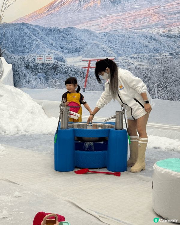 今個暑假我哋去咗荃灣愉景新城新開嘅雪屋，入面啲雪係真嘅，同埋...