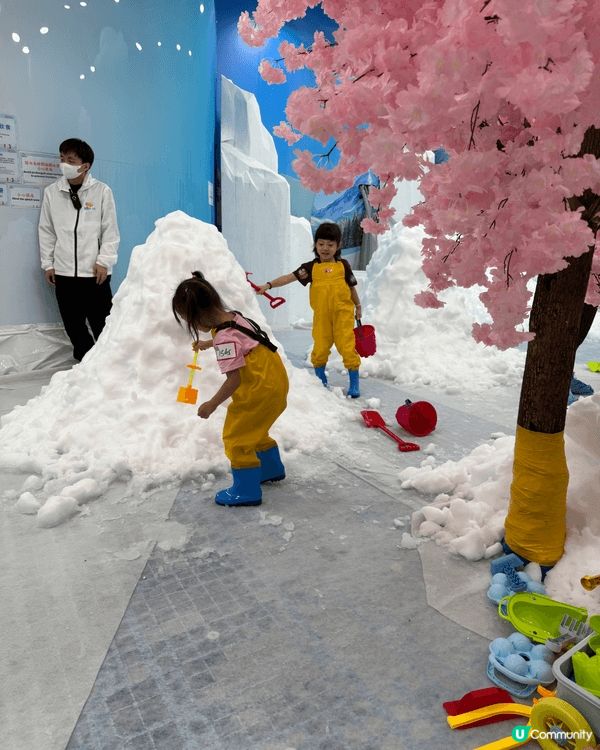 今個暑假我哋去咗荃灣愉景新城新開嘅雪屋，入面啲雪係真嘅，同埋...
