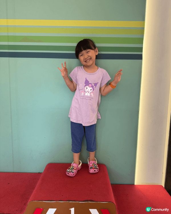 小朋友係今個暑假去咗好多唔同嘅地方玩，有學游水、有去睇戲同埋...