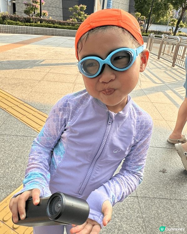 小朋友係今個暑假去咗好多唔同嘅地方玩，有學游水、有去睇戲同埋...