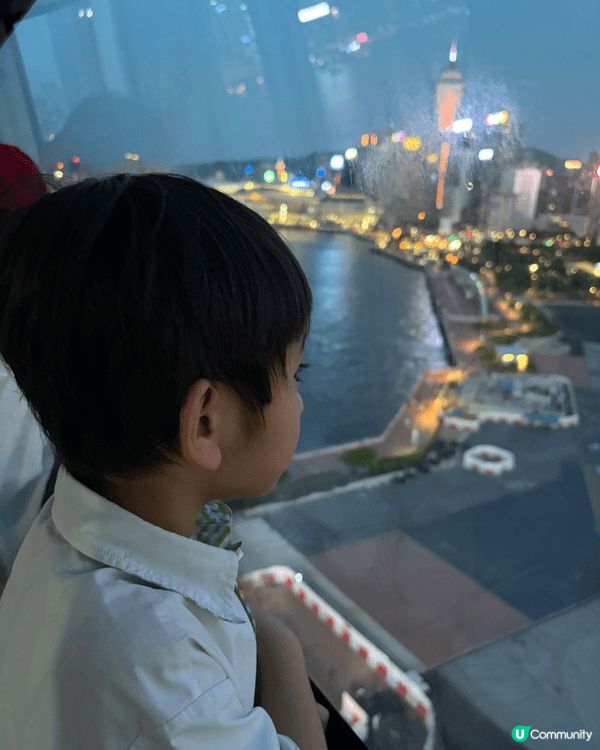 和小朋友搭摩天輪，欣賞美麗嘅風景；又去咗商場打卡，玩LEGO...