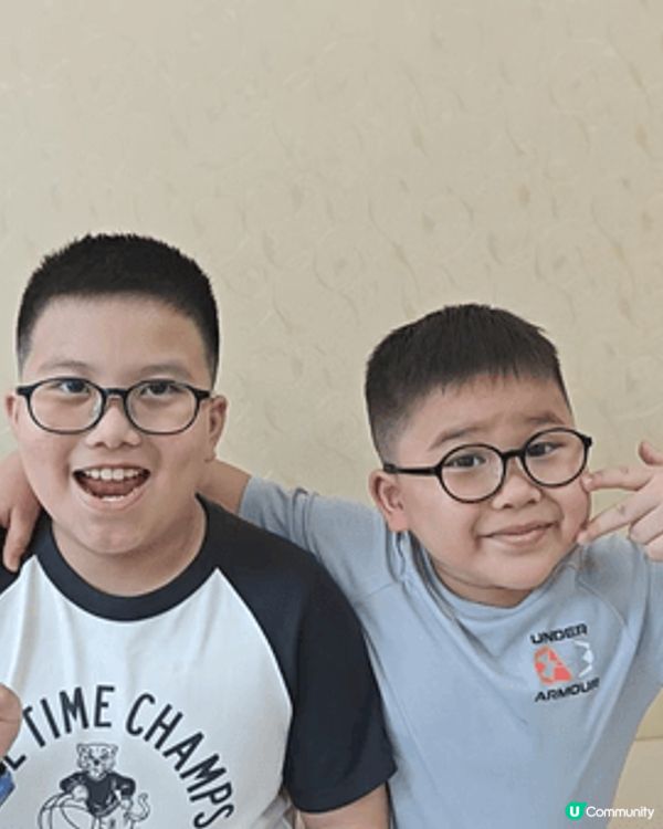 在中山剪頭髮剪得很醜但是也很高興 因為 表哥和表弟的髮型是一...
