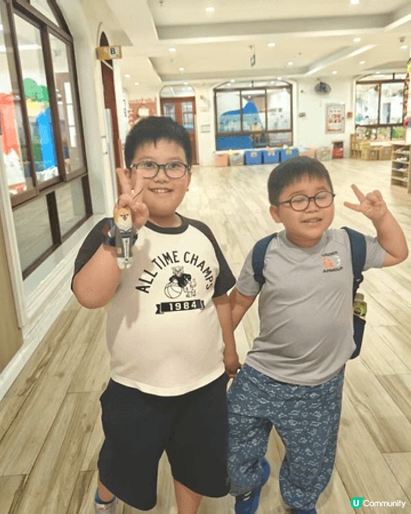 在中山剪頭髮剪得很醜但是也很高興 因為 表哥和表弟的髮型是一...