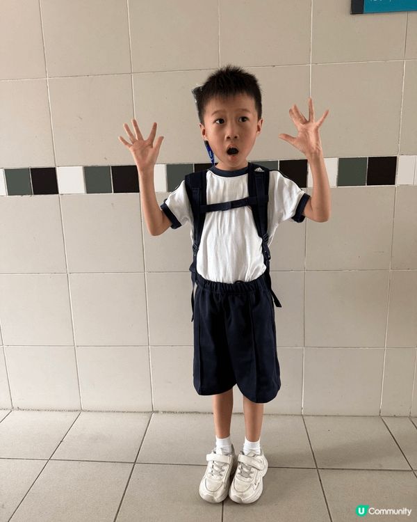 第一日做小學生返學上興趣班啦，喺屋企門口影張相留念先～