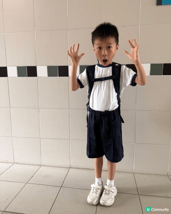 第一日做小學生返學上興趣班啦，喺屋企門口影張相留念先～