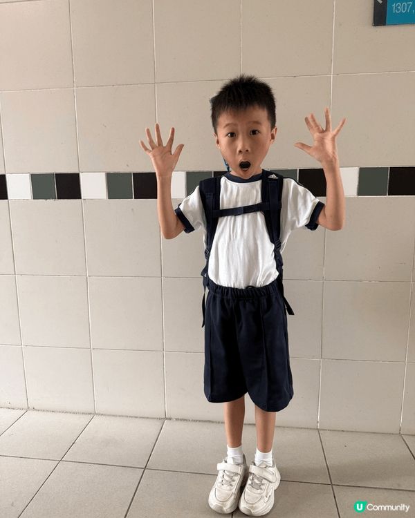 第一日做小學生返學上興趣班啦，喺屋企門口影張相留念先～