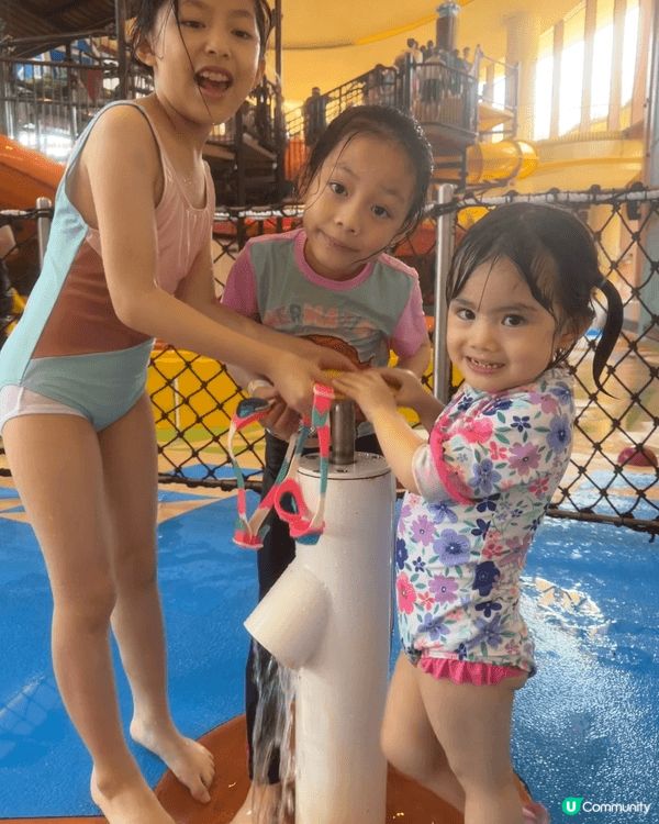 香港迪士尼樂園/ 在城堡前合照，那天在這度過了充滿歡笑與美好...
