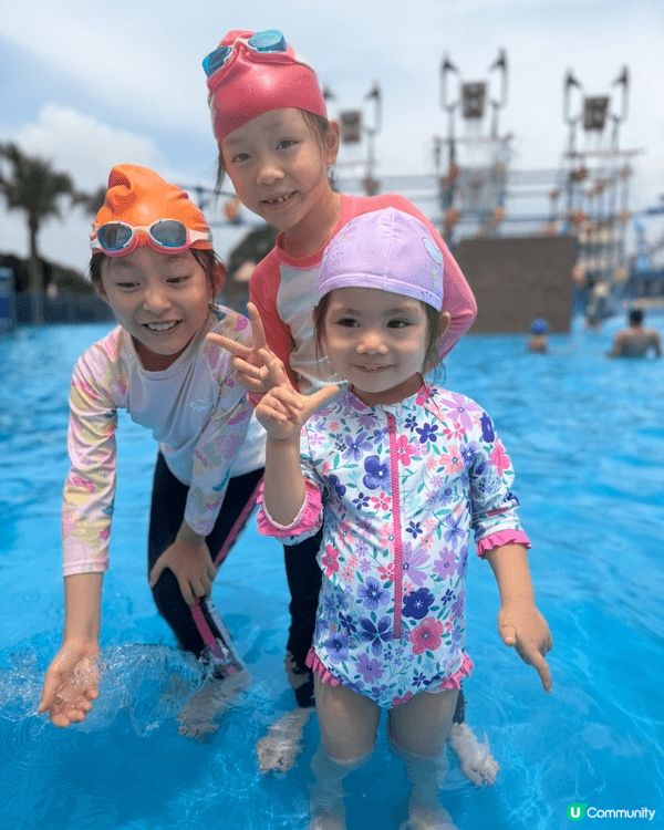 香港迪士尼樂園/ 在城堡前合照，那天在這度過了充滿歡笑與美好...