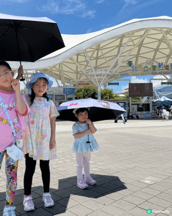 香港迪士尼樂園/ 在城堡前合照，那天在這度過了充滿歡笑與美好...