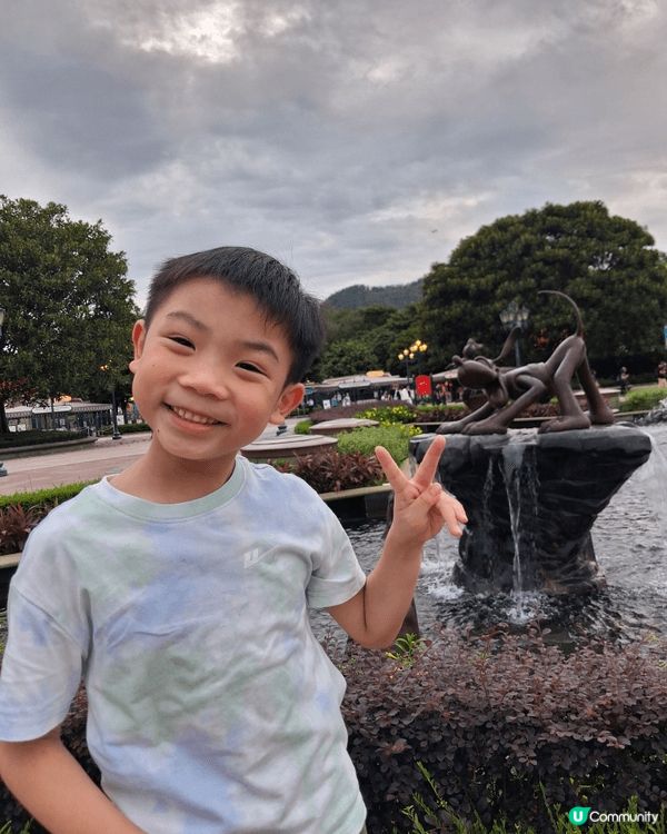 暑假期間,  我們出發去迪士尼遊玩放鬆, 十分開心