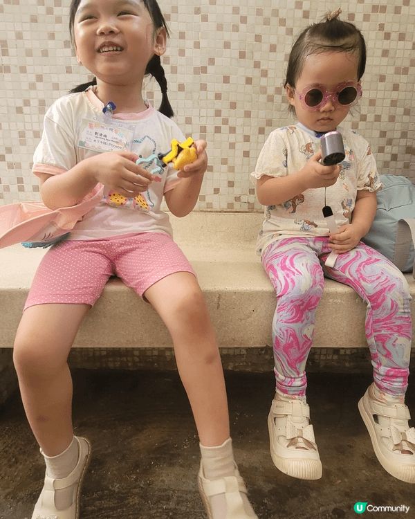 第一張圖在小西灣，準備和旁邊的妹妹一同回幼稚園上暑期班。第二...