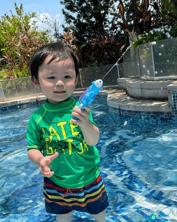 夏日雖然很熱，但最愛帶小孩到戶外玩，游水，海洋公園，彩虹村籃...