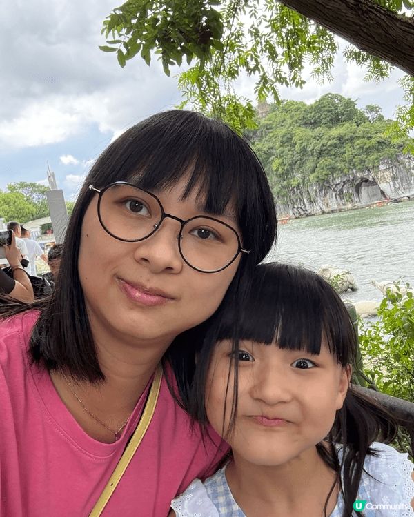 暑假同囡囡去桂林旅行。打卡象鼻山，坐竹筏！玩得好開心！