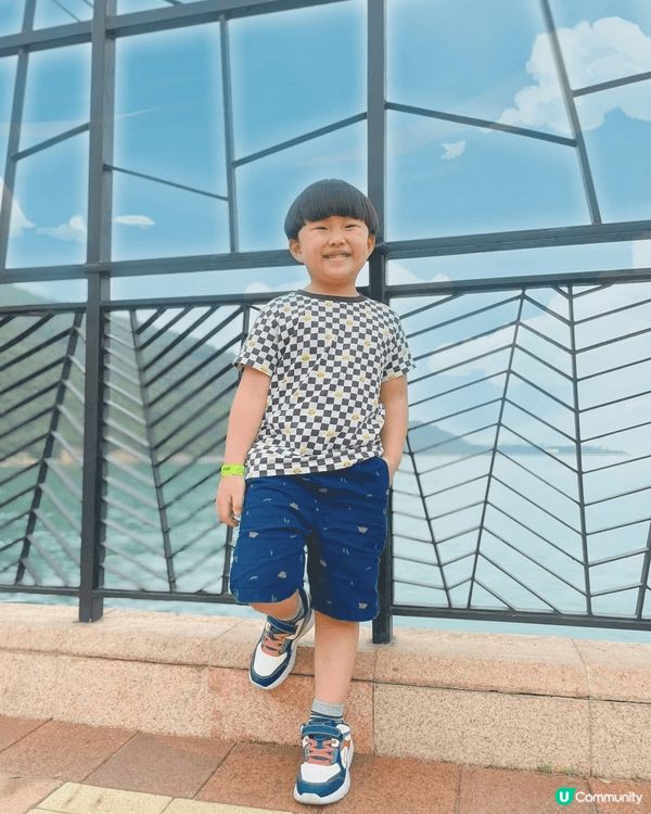 夏天最愛和陽光玩遊戲，無論是到運動場跑步，還是到愉景灣玩水，...