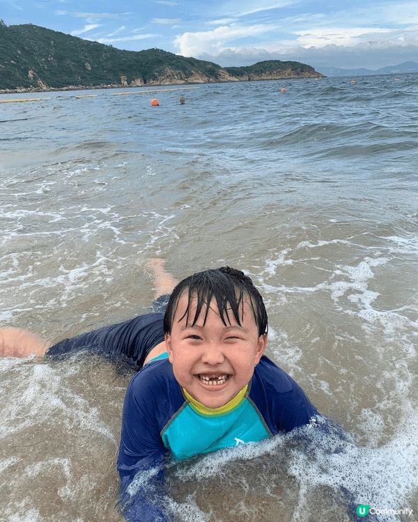 夏天最愛和陽光玩遊戲，無論是到運動場跑步，還是到愉景灣玩水，...