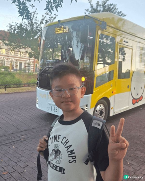小朋友日本親子遊的珍貴紀錄,分別在豪斯登堡恐龍島的海岸步道留...