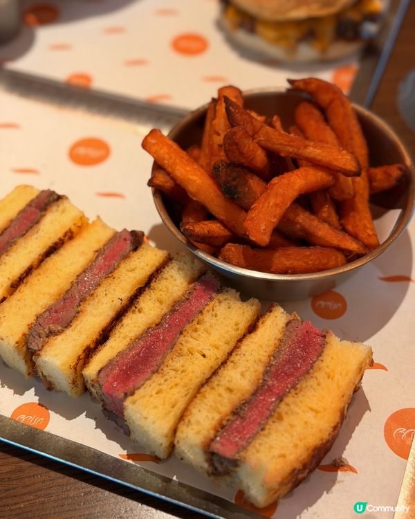 銅鑼灣隱秘酒吧👀呢個焦香burger有料到！