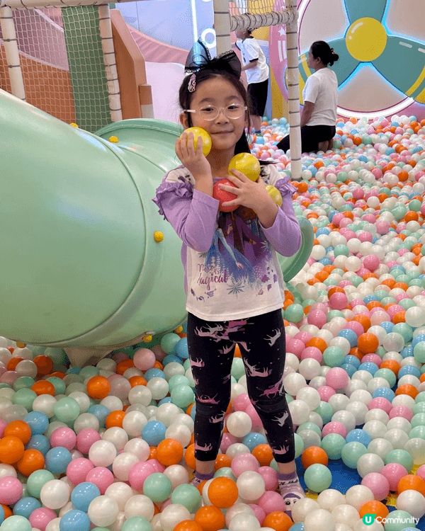 Airside，4樓嘅冒險樂園，有一個細細嘅波波池，收費唔貴...