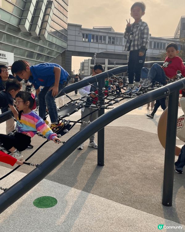 香港有很多免費的公共遊樂場給小朋友遊玩，小朋友最喜歡去啟德五...