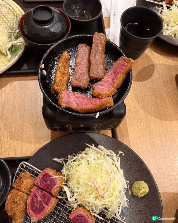 踏入香港文華東方酒店的快船廊（Clipper Lounge）...