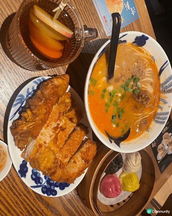 自助餐堪稱視覺與味覺的雙重饗宴。生猛海鮮區的波士頓龍蝦鉗肉質...